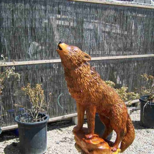 Howling wolf chainsaw carving stump sculpture