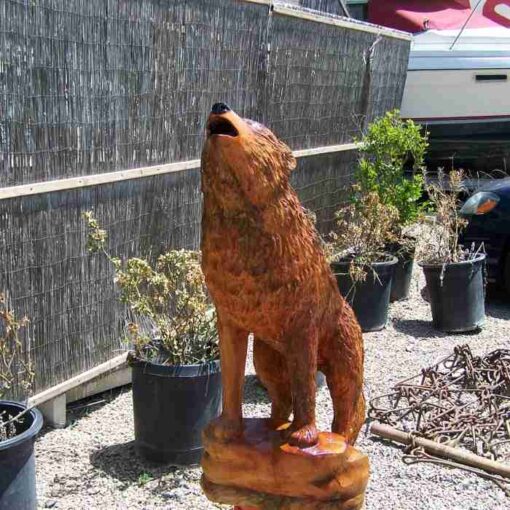 Howling wolf chainsaw carving stump sculpture - image 2