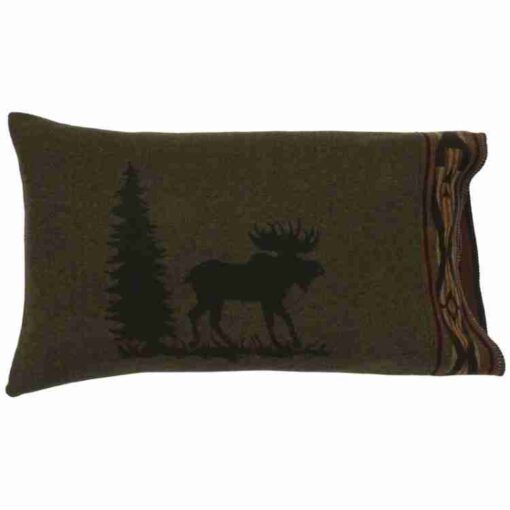 Moose i sham by wooded river